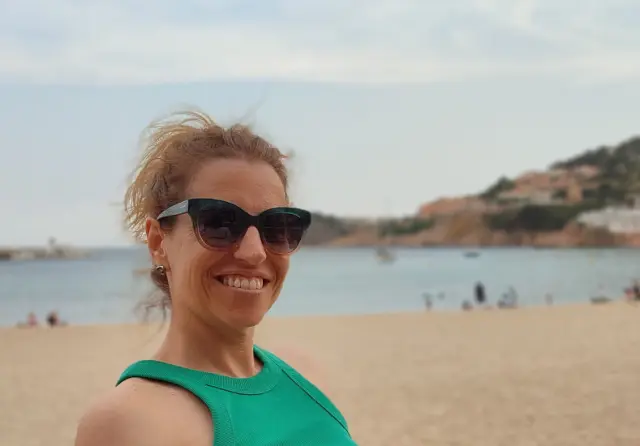Laura Díaz, en una playa de la Costa Brava, donde ha veraneado para escapar del calor.