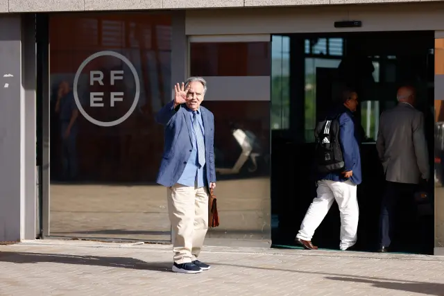 El presidente de la Federación Aragonesa de Fútbol, Óscar Fle de la Torre, a su llegada a la sede de la Real Federación Española de Fútbol (RFEF), este viernes.