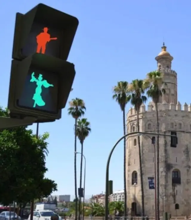 Las figuras de Macarena y Paco en los semáforos de Sevilla.