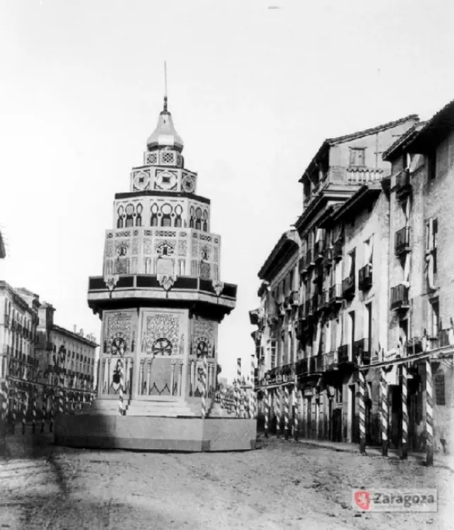 El templete con arabescos que se levantó en 1860 con motivo de la visita de Isabel II.