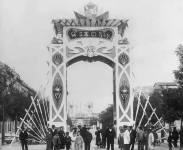 Uno de los arcos erigidos con motivo de la visita de Alfonso XIII en 1903.