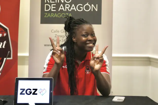 Diallo, sonriente, antes de su presentación como jugadora del Casademont Zaragoza.