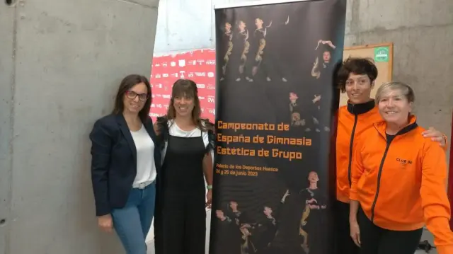 La presidenta del Club 90 Huesca, Vanesa Lanuza (segunda por la izquierda), junto a la vicepresidenta Vanesa Sesé. A la derecha, las entrenadoras del club Cristina Perea y Mamen Tornil.