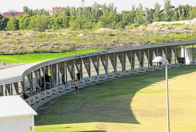 Vista del campo de golf del barrio de Arcosur, en Zaragoza.
