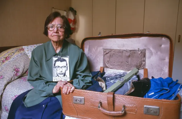Anita Rojas, con la maleta de su hijo Alfredo, desaparecido en Chile en 1975.