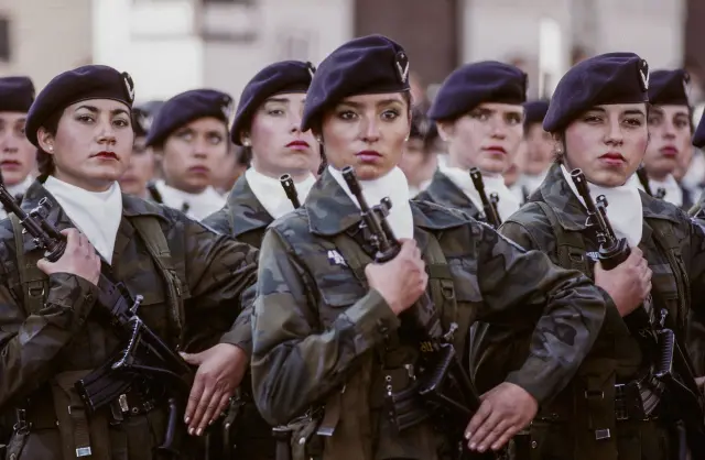 Mujeres del ejército chileno, en una parada militar.