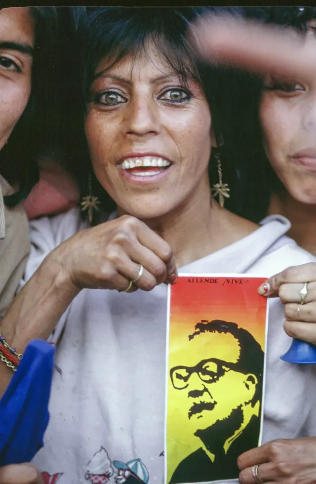 Una mujer muestra una fotografía de Salvador Allende durante la campaña plebiscitaria a favor o en contra de la continuidad de Pinochet en 1988.