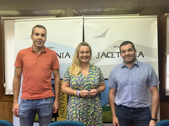 La presidenta de la Comarca de la Jacetania, Olvido Moratinos, con el consejero Iván Mairal y el técnico Fernando Rey.