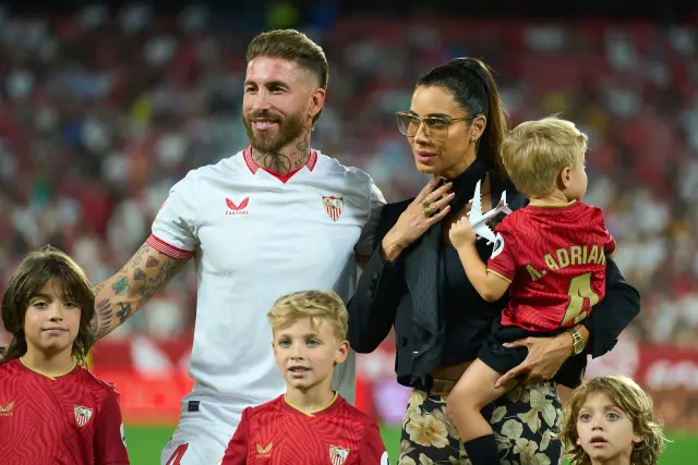 Pilar Rubio, esposa de Sergio Ramos, posa con Sergio Ramos y sus cuatro hijos durante su presentación como nuevo jugador del Sevilla FC en el estadio Ramón Sánchez-Pizjuán.