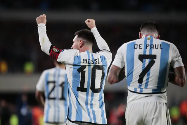 Leo Messi celebra un gol en el partido de las Eliminatorias Sudamericanas para la Copa Mundial de Fútbol 2026 entre Argentina y Ecuador en el estadio Más Monumental en Buenos Aires (Argentina)