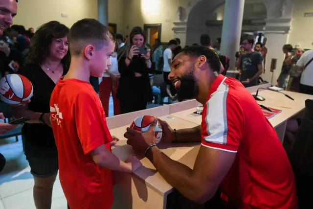 Okafor firma un balón a un joven aficionado, este sábado.