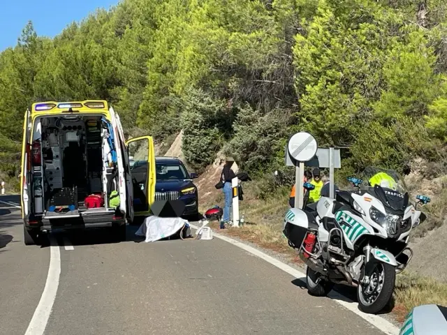Servicios de emergencia atendiendo al motorista herido en el accidente de la N-240, en Sigüés.