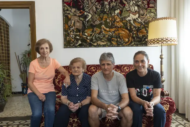 Ascensión Allué Luis con sus hijos María Pilar y Pepe, y su nieta Raquel, en su casa de Garrapinillos.