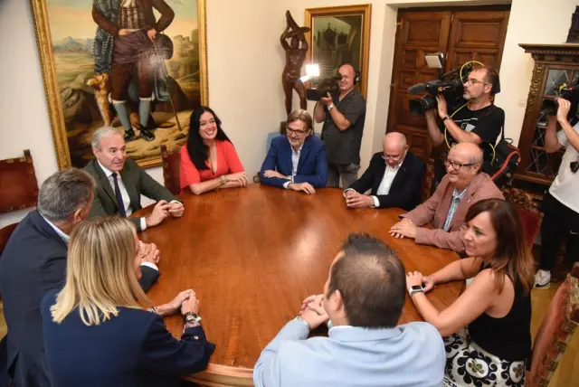 Jorge Azcón se ha reunido con miembros del equipo de gobierno del PP y con los portavoces de PSOE y Vox en el Ayuntamiento de Huesca.
