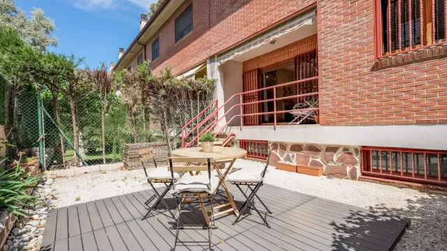 La terraza de una unifamiliar a la venta en Miralbueno por 348.000 euros.