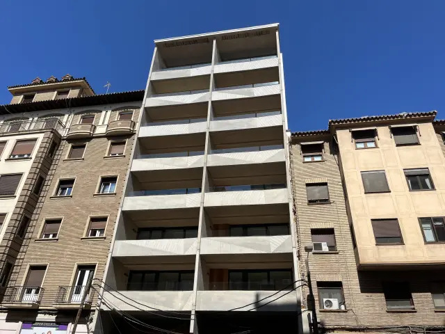 La fachada del bloque de la avenida de Valencia, 8.