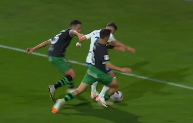 Imagen de plano posterior en la acción del penalti de Saúl García a Valera en el primer minuto de juego, cuando el defensor santanderino le coloca la pierna y empieza a trabar al delantero zaragocista.
