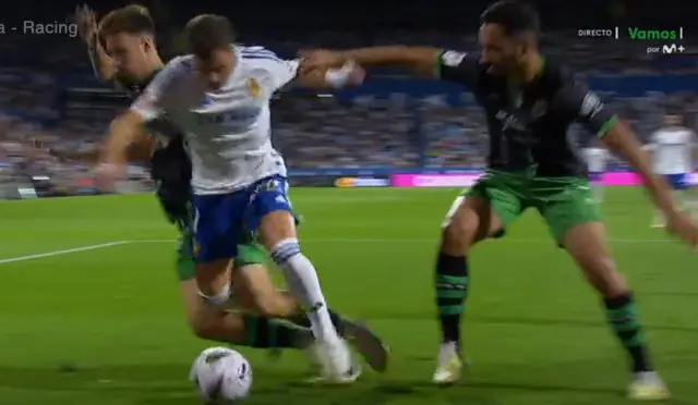Imagen frontal del penalti: Saúl García ya ha consumado su llave de judo con las dos piernas sobre la derecha de Valera, y lo acaba tirando irremediablemente al piso.