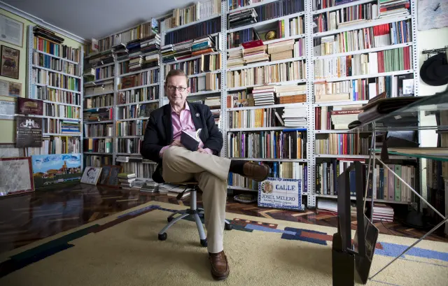 José Luis Melero, en una de las casas que le ha puesto a su biblioteca de 40.000 volúmenes.