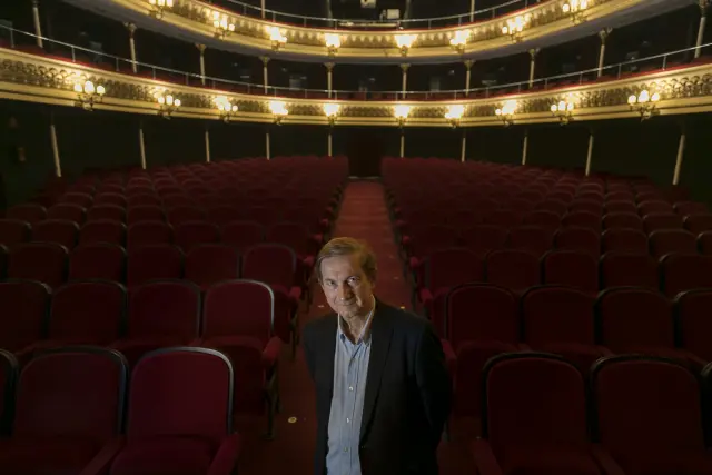 José Luis Melero en uno de los escenarios más querido de su pasión por la música, el teatro o la jota: el Teatro Principal de Zaragoza, donde se atreve a entonar una estrofa de jota.