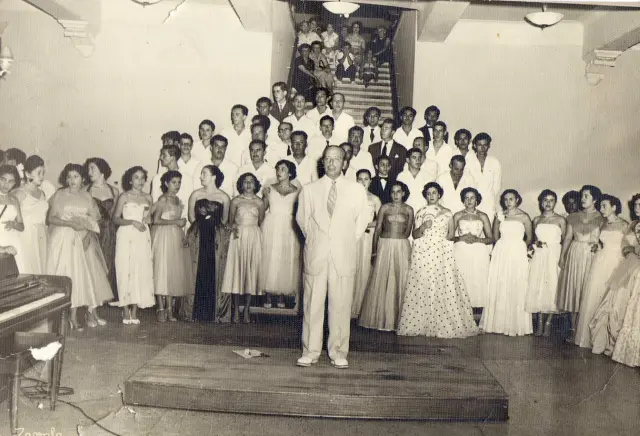 Simón Tapia Colman dirigiendo el Coro de Acapulco en 1957.