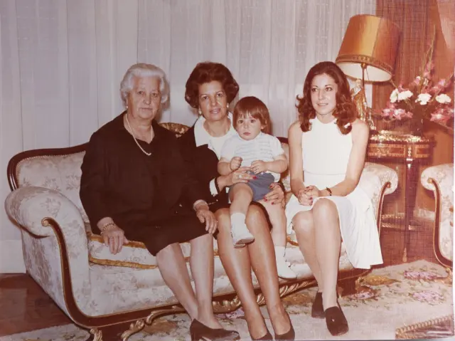 Mª Carmen, a la derecha, acompañada de su abuela, su madre y su hijo.