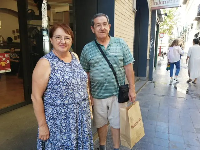 Amelia Magdalena y Luis Taratiel salen de comprar un traje de baturra a su nieta en la tienda Indumenta de Zaragoza.