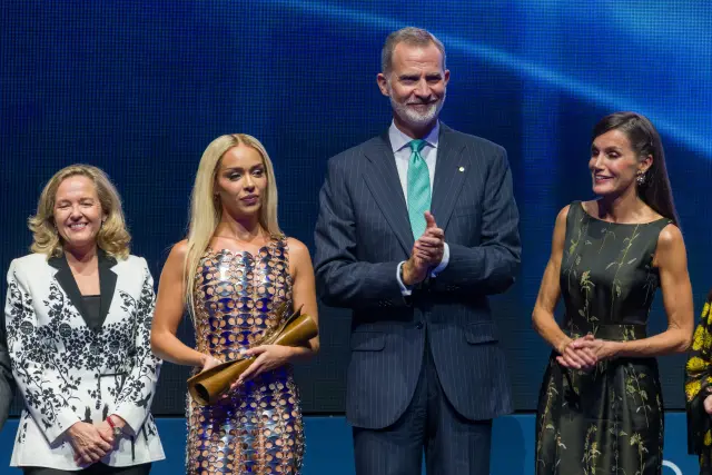 Letizia, vestida de Dries van Noten, con el Rey y Bad Gyal en unos premios en Barcelona.