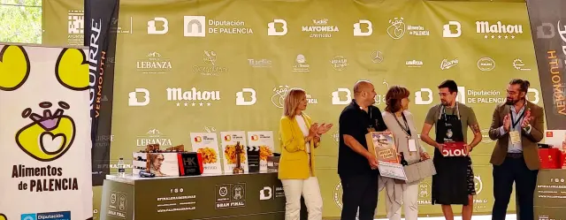 Ramón Lapuyade, recogiendo los alimentos de Palencia del premio
