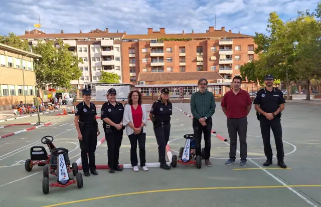Representantes del Ayuntamiento de Huesca, de la Policía Local, de la Jefatura de Tráfico y del colegio Pedro J. Rubio.