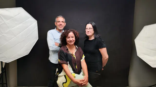 Ferran, Rosane y Eva en el estudio fotográfico con sus fuentes de luz.