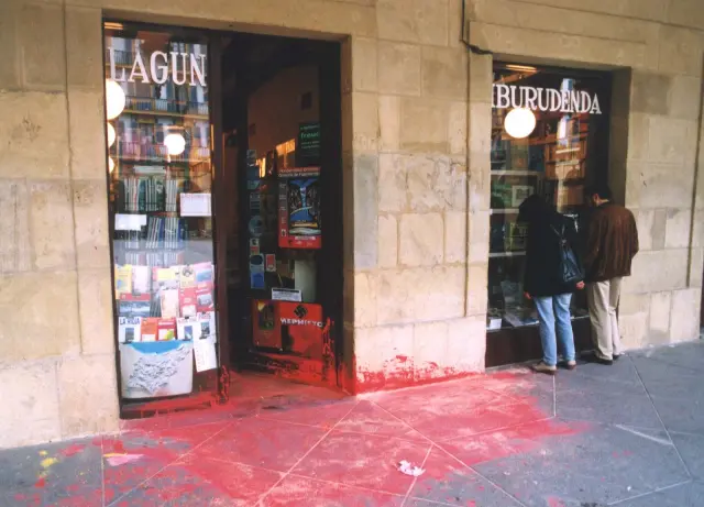 Fachada de una de las librerías más saboteadas y atacadas de España: Lagun de San Sebastián.