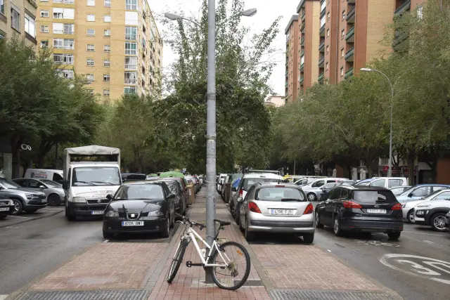 El proyecto del carril bici que iba en el tramo central de avenida Pirineos se paralizó hace unos meses por la contestación social de los vecinos de este barrio de Huesca.