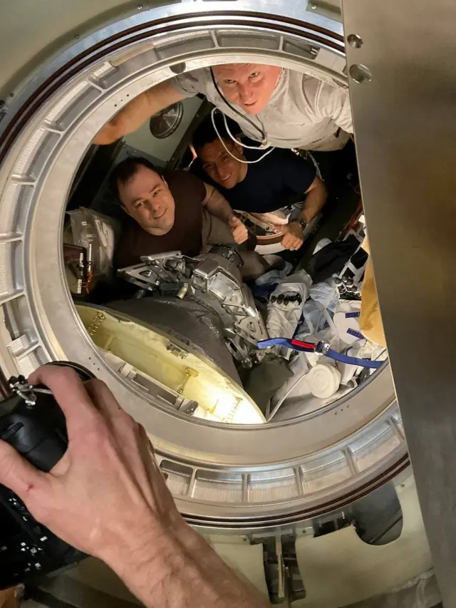 Rubio, junto a los cosmonautas Serguéi Prokópiev y Dmitri Petelin, antes de viajar de regreso a la Tierra