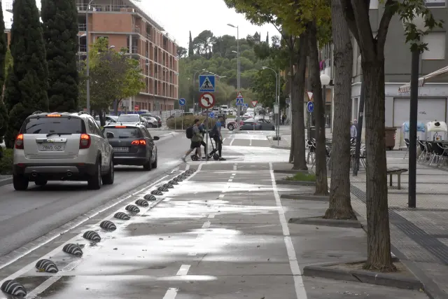 Vecinos de Huesca se quejan de que el carril bici de la calle San Jorge suprimió decenas de aparcamientos, sube y baja de la acera y apenas se usa.