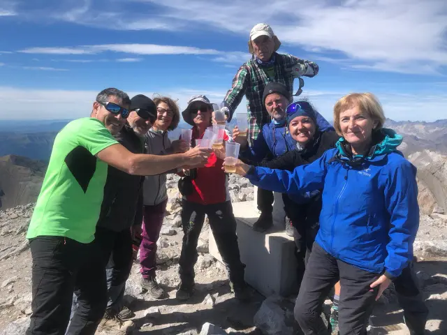 El grupo que acompañó a Tomás Urzanqui brindan con el octogenario en la cima de Monte Perdido.