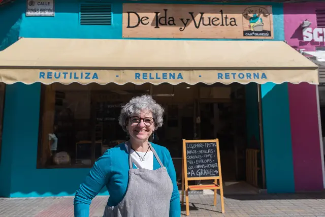 Adela García, ante la puerta de su establecimiento, De Ida y Vuelta Casa de Graneles, en la calle Bretón, 48.