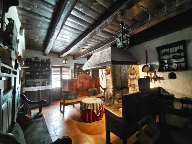 Interior de la Casa Gastón: interior y fuego y las cadieras históricas.
