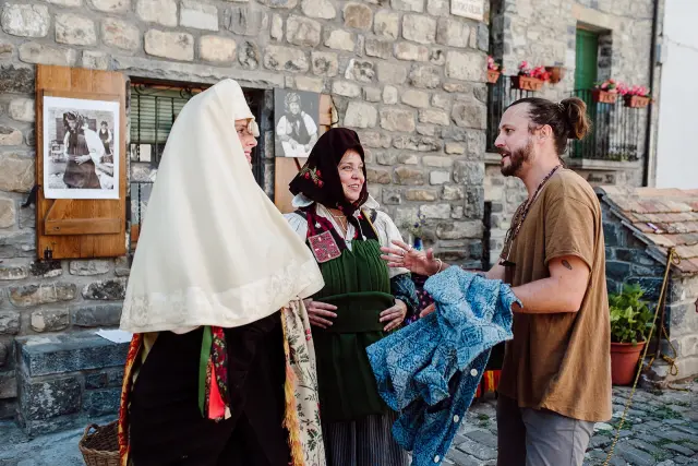 Javier Idoipe con las mujeres ansotanas, que llevan la histórica y elegante prenda.