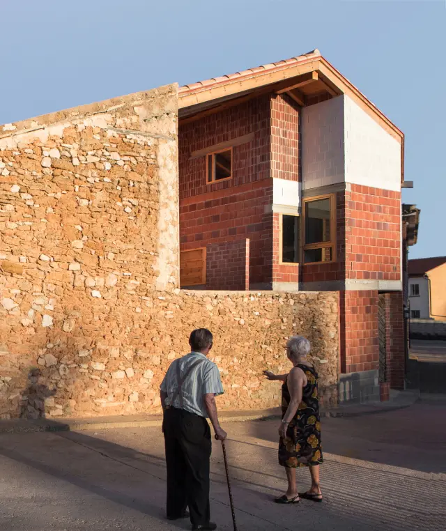 Esta vivienda vacacional se hizo reutilizando la construcción y los materiales de una antigua majada.