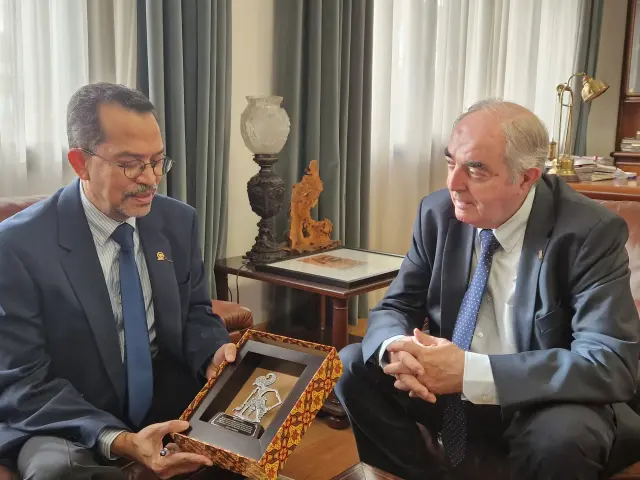 el embajador de Indonesia, Muhammad Najib, con el presidente de la Cámara de Comercio de Huesca, Manuel Rodríguez Chesa.