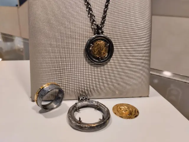 Medallas de comunión y anillo actualizados y convertidos en joyas diferentes.