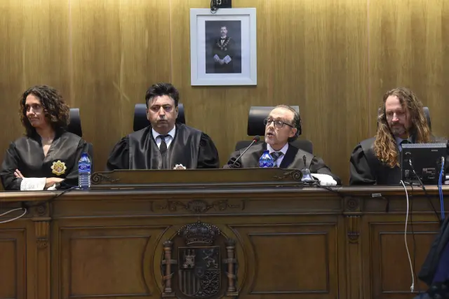 El presidente de la Audiencia de Huesca, José Luis Aranda, segundo por la derecha, leyendo su discurso en la apertura del año judicial.
