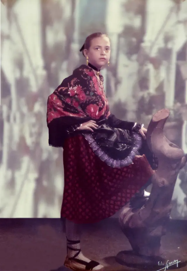 Retrato de niña de Pilar Gonzalo, vestida de baturra.