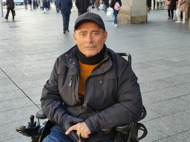 Salvador Berlanga con su mecanizada silla de ruedas por el Paseo de la Independencia.