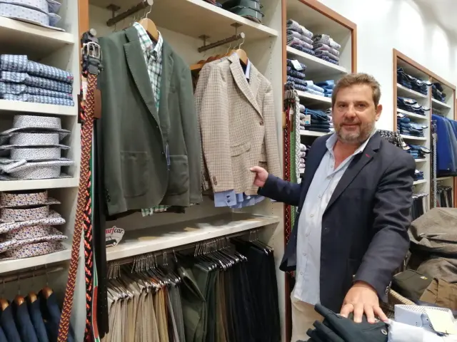Carlos Marzo, en su comercio de ropa de caballero en el centro de Zaragoza.