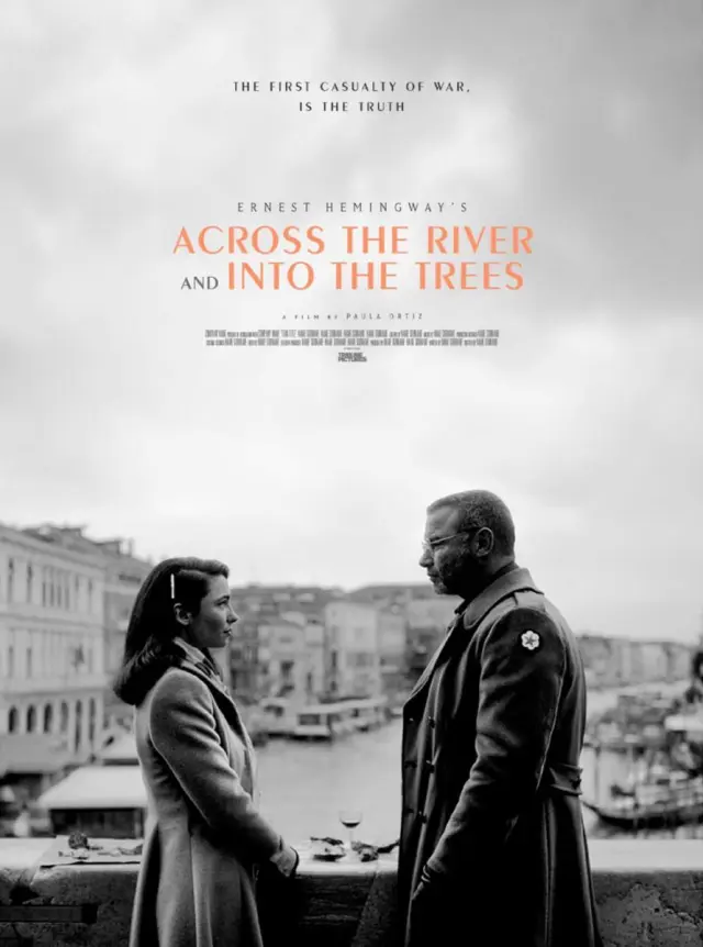 Cartel en inglés de 'Al otro lado del río y entre los árboles': Matilde de Angelis y Liev Schreiber inician su romance.