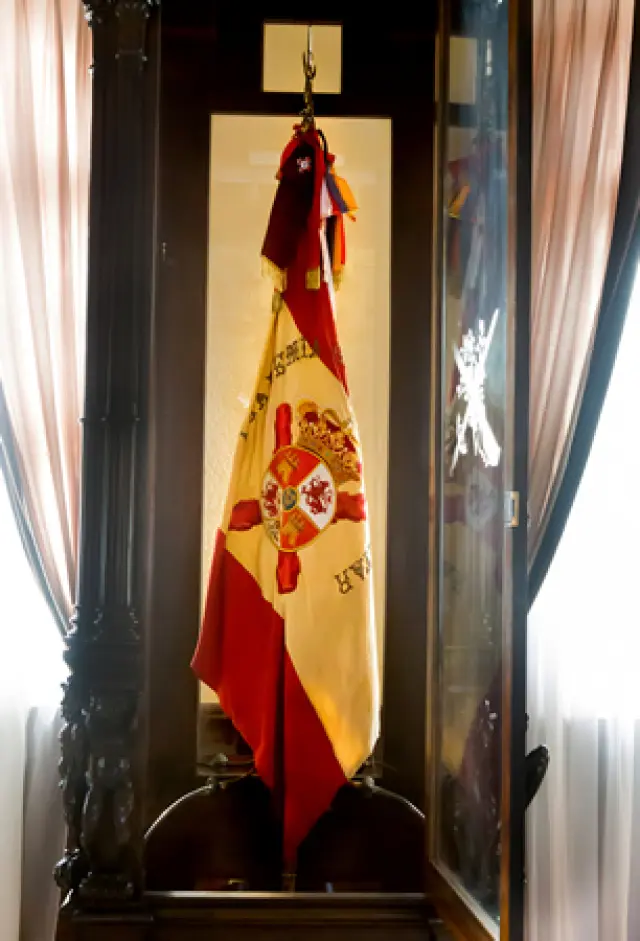 Bandera de la AGM en su vitrina