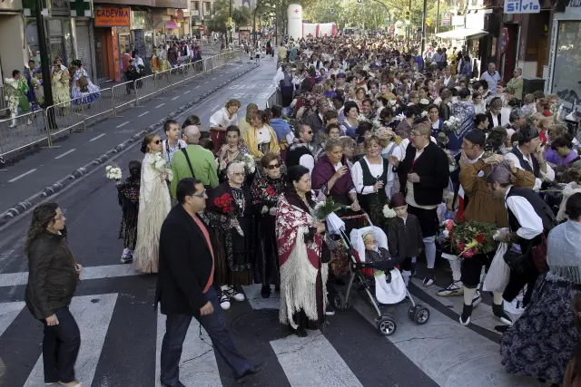 Los participantes en la Ofrenda de 2011 en la plaza de San Miguel.