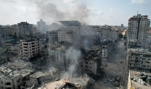 Una columna de humo tras un bombardeo israelí que ha destruido varias casas en Gaza.